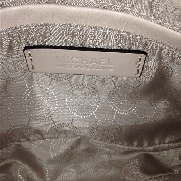 Michael Kors wristlet - Picture 4 of 4