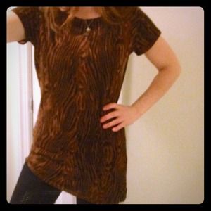 Tree / wood patterned knit top.