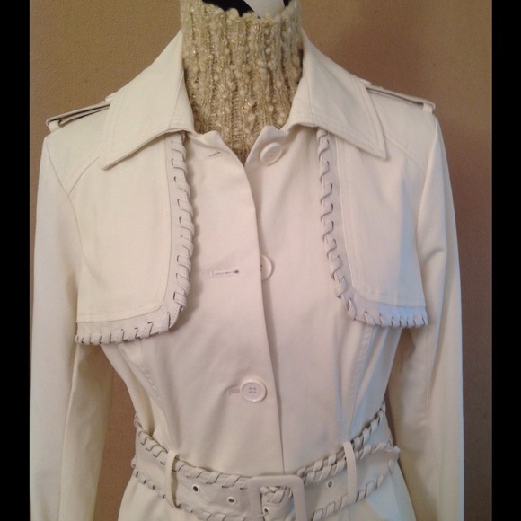 🚫SOLD🚫🎉HP🎉 Bebe Glacier Lace Edge Trench Coat - Picture 2 of 4