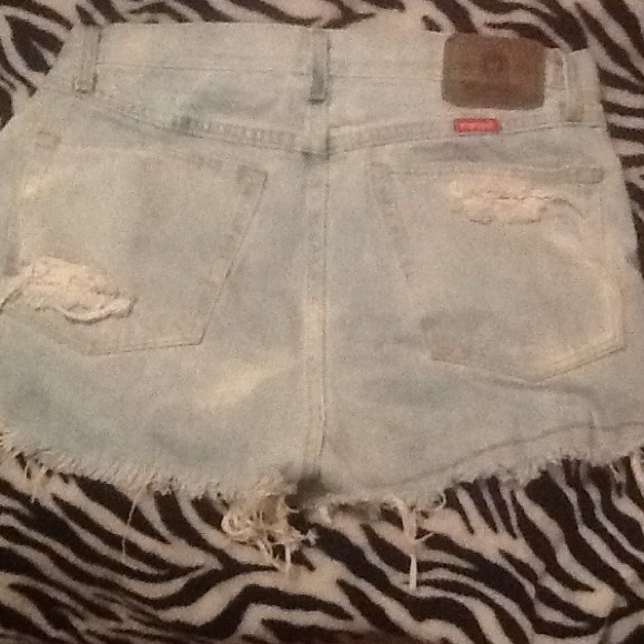 Light wash high waisted jean shorts - Picture 2 of 4