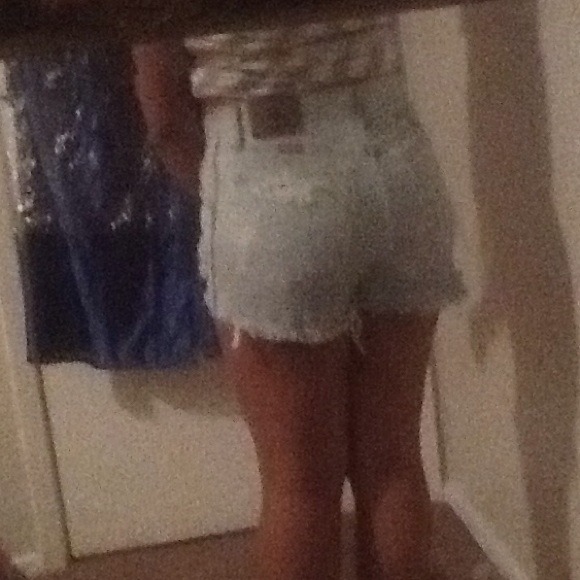 Light wash high waisted jean shorts - Picture 4 of 4