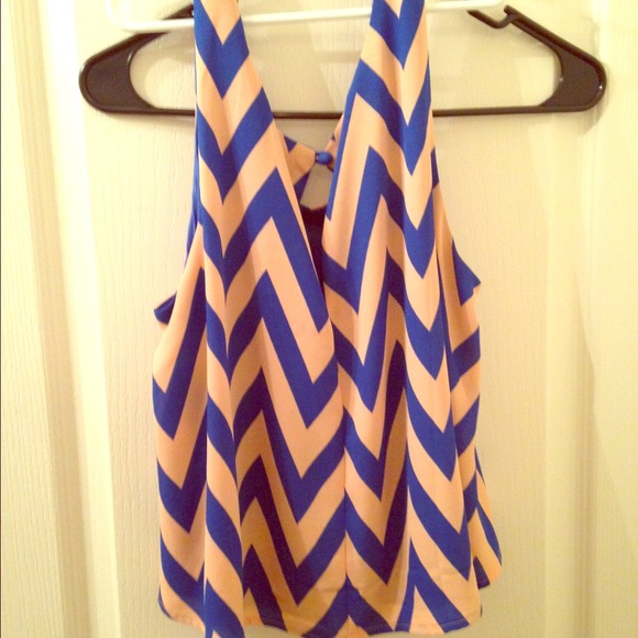 🌻SOLD🌻 Chevron crop top never worn with tags