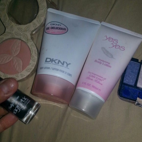 SALE WAS 75$ NOW 46Name brand cosmetics - Picture 4 of 4