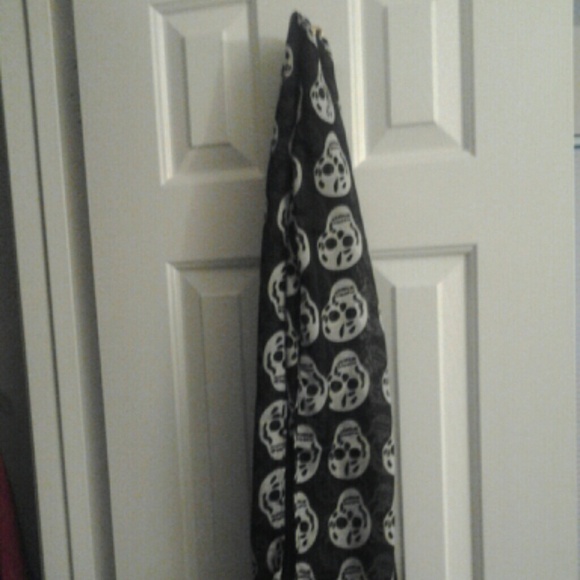 Skulls scarf