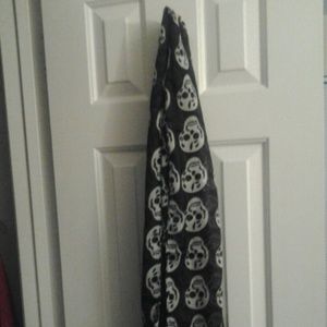 Skulls scarf