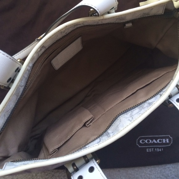 White coach purse - Picture 2 of 3