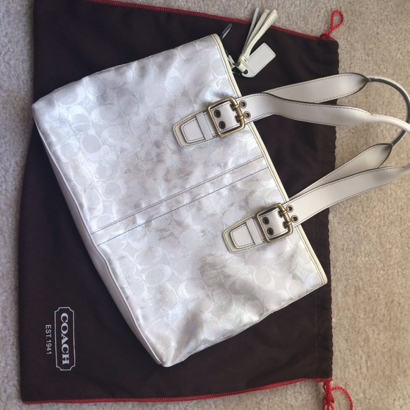 White coach purse - Picture 3 of 3