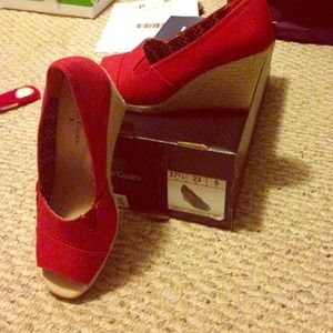 Red peep toe wedges