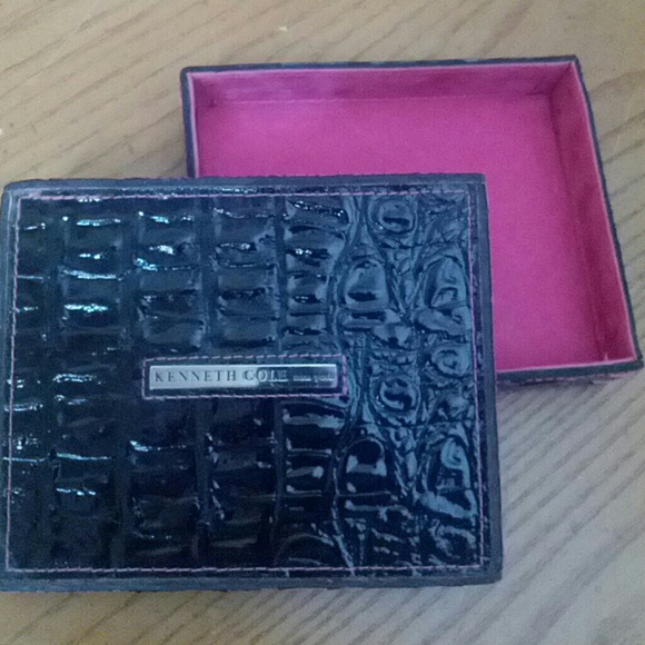 Kenneth Cole Faux Croc w Pink Accessory Box