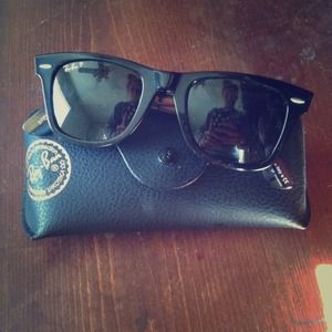 Black ray-ban sunglasses