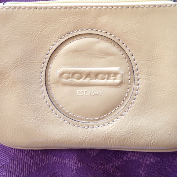 ❌SOLD❌ NWOT Patent Leather Coach Wristlet - Picture 2 of 4