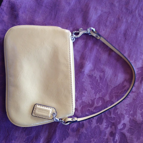 ❌SOLD❌ NWOT Patent Leather Coach Wristlet - Picture 4 of 4