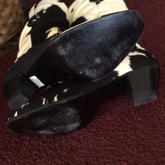 SOLD🎉2 Hour FLASH SALE🎈Moo Moo🐮Cow Print Boots - Picture 2 of 4