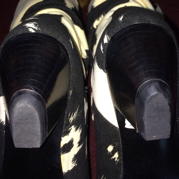 SOLD🎉2 Hour FLASH SALE🎈Moo Moo🐮Cow Print Boots - Picture 3 of 4