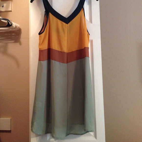 💥SOLD💥Color Block Boutique Dress - Picture 4 of 4