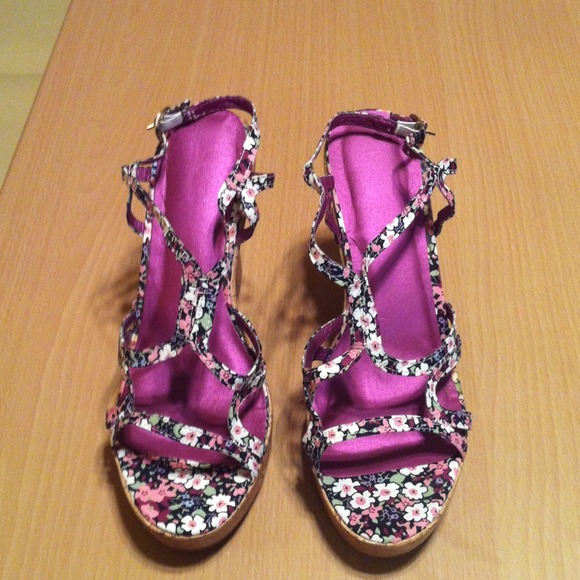 Avon floral printed wedge