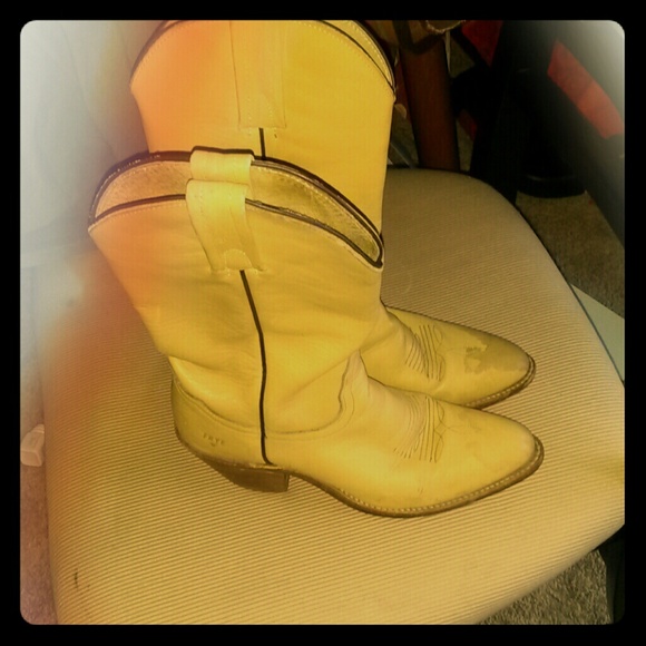 On Hold ! Frye light tan size 7and half