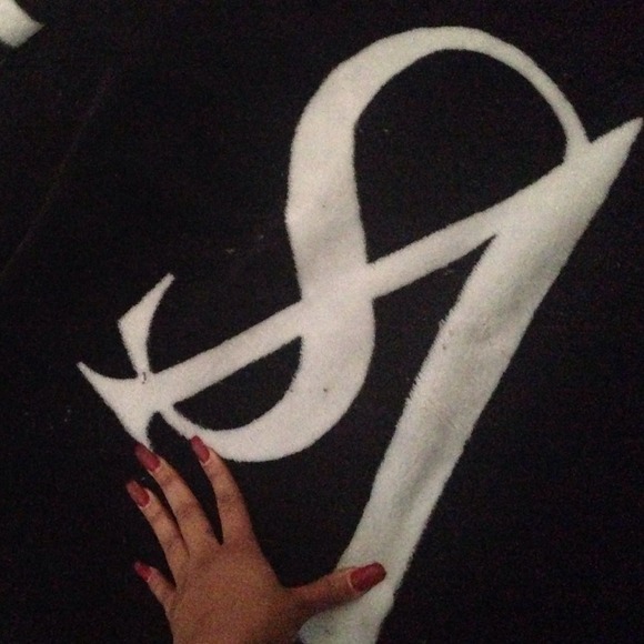 Victoria secret blanket - Picture 2 of 3