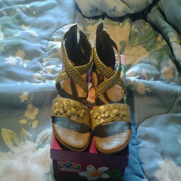 Dora the Explorer sandals plus they lite up - Picture 1 of 4