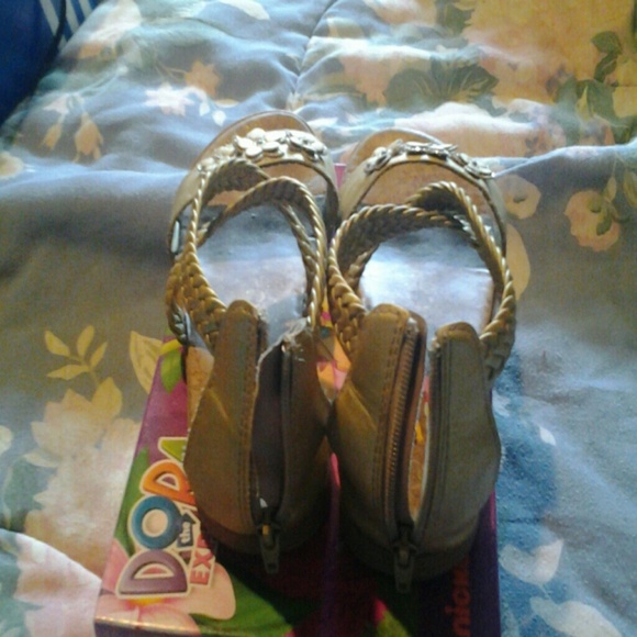Dora the Explorer sandals plus they lite up - Picture 2 of 4