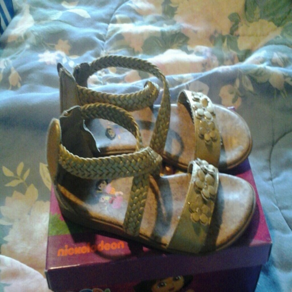 Dora the Explorer sandals plus they lite up - Picture 3 of 4