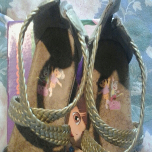 Dora the Explorer sandals plus they lite up - Picture 4 of 4