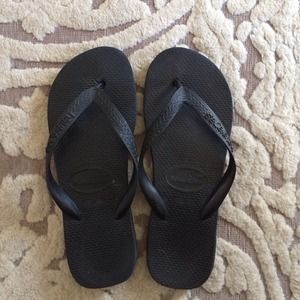 Black Havaianas size 39-40.