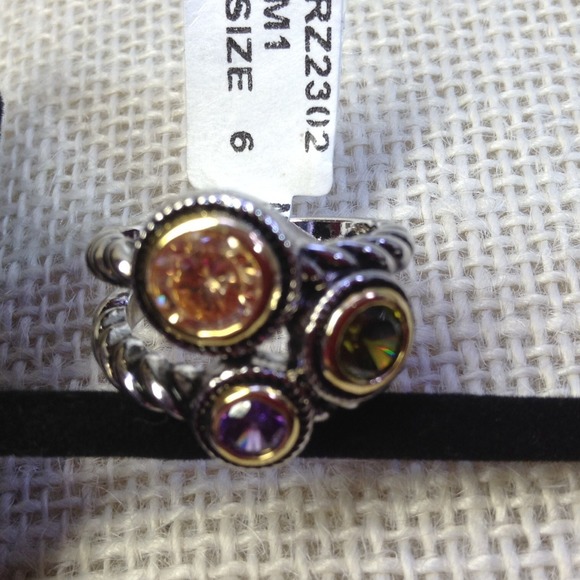 Ring two tone.  Size 6 or 7 - Picture 2 of 4