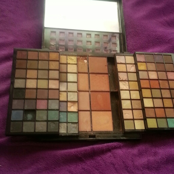 Eye shadow pallot