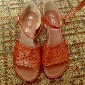 Cute sandals with low heel