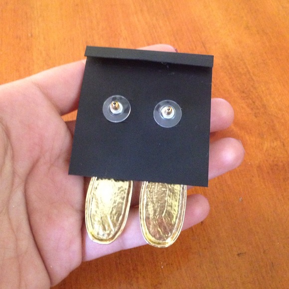 💟NWT💟 Karine Sultan Hammered Drop Gold Earrings - Picture 2 of 2