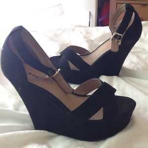 Black wedges