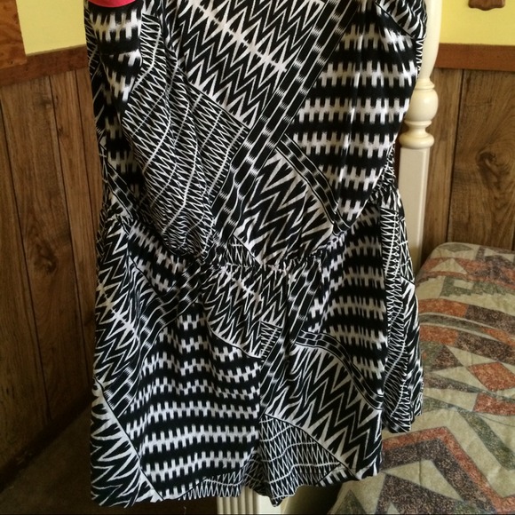 💥💥SOLD💥💥Black and white print romper.