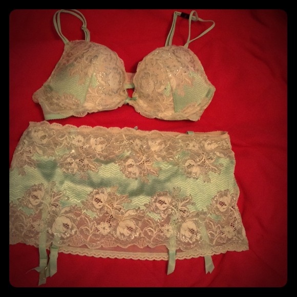 Gorgeous aqua blue bra and garter set! Never worn!
