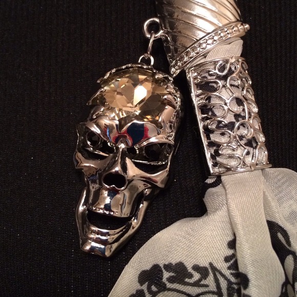 NWT Skull scarf with Skull accent