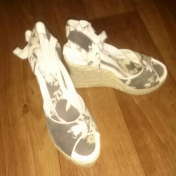 Shoes - Picture 2 of 3