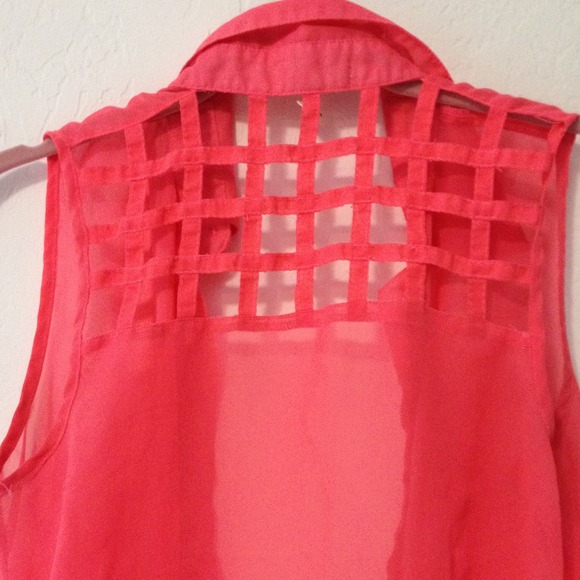 Collared tank - Picture 2 of 2