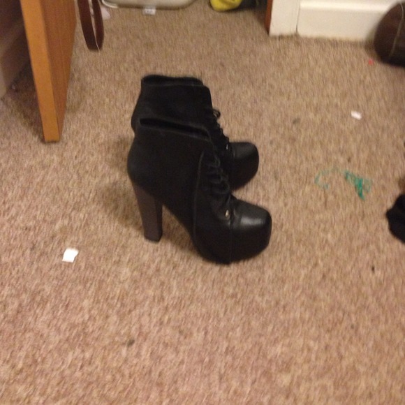 High heel pumps