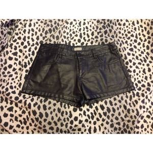 🚫Reserved for @awilda79🚫Faux leather shorts!