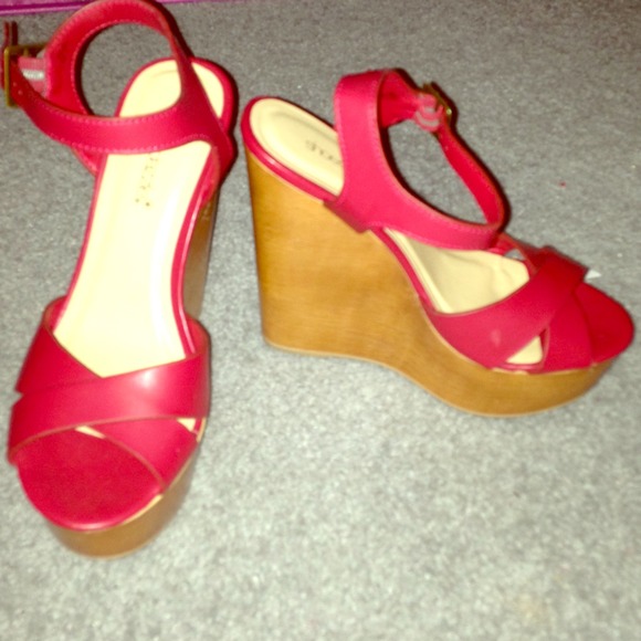 Brand-new never worn shoedazzle bright red Wedges
