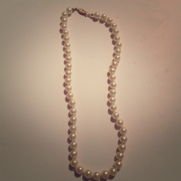 Beautiful Vintage glass peal bead necklace