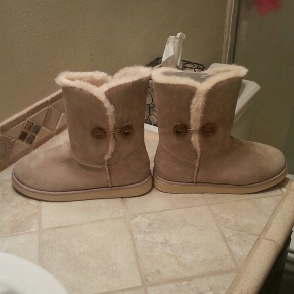 Brand new boots with faux fur