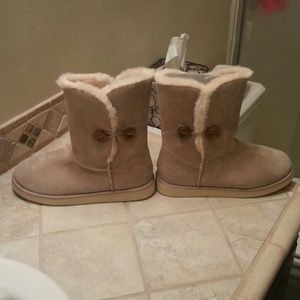 Brand new boots with faux fur