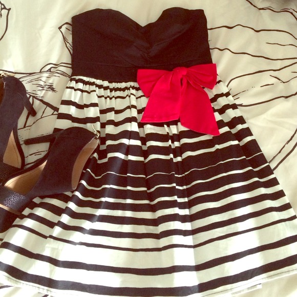 Strapless black and white dress
