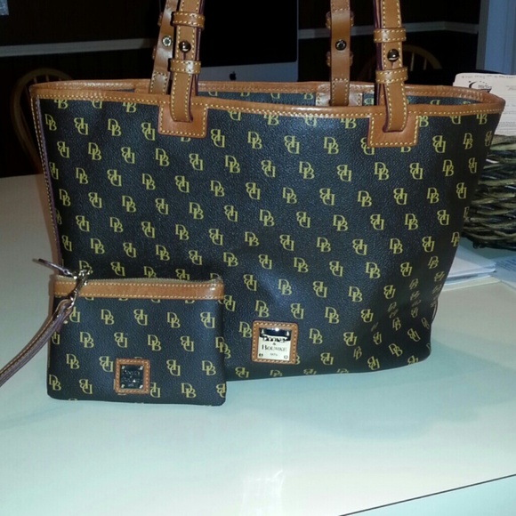 Authentic Dooney & Bourke larger tote & wristlet