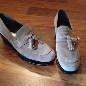 Stuart Weitzman grey suede wedge size 7