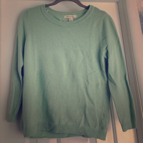 Green sweater - Picture 1 of 1