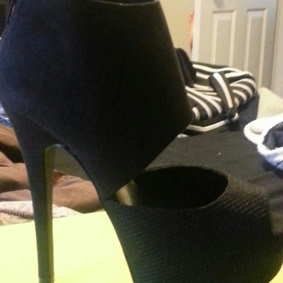 High Heels - Picture 2 of 3