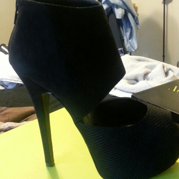 High Heels - Picture 3 of 3