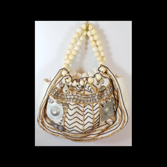 White linen bagette with earthy details.
